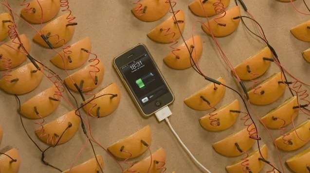 With-Enough-Oranges-You-Can-Charge-Your-iPhone-Anywhere-2